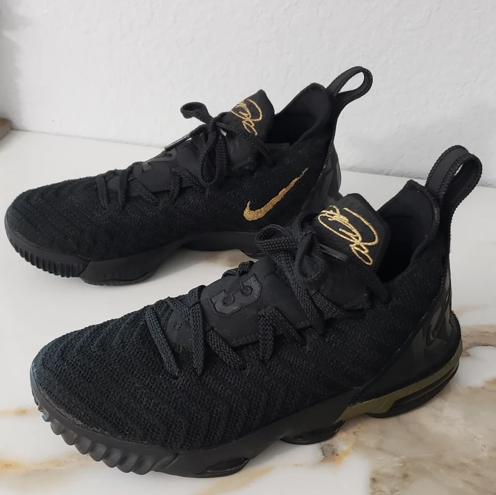 Nike LeBron 16 GS I'm King black metallic gold size 5.5 youth basketball tennis